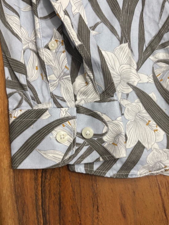 RW&CO. Light Blue Floral Button-Down Shirt - Picture 4 of 11